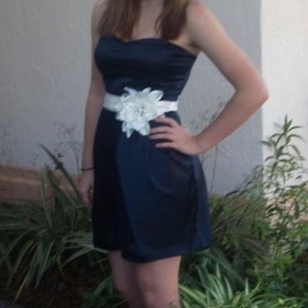 Navy blue dress with white bow and pearl, rhinestone flower 🤍 - Picture 5 of 5
